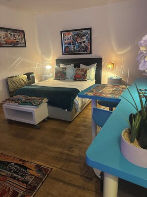Tabla de planchar con plancha, wifi, ropa de cama