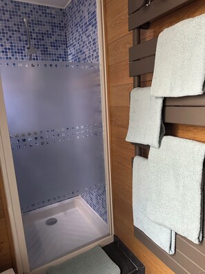 Dusche, Haartrockner, Handtücher, Seife