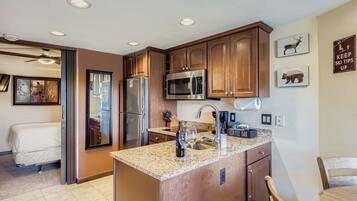 Réfrigérateur, micro-ondes, plaque de cuisson, lave-vaisselle