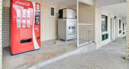 Relaxing Room Close to Choke Canyon – Free Parking, Pet Allowed & Pool