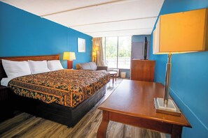 1 bedroom, iron/ironing board, free WiFi, bed sheets - Relax in Comfort with a King-Sized Bed and Free Parking Included (Kernersville)