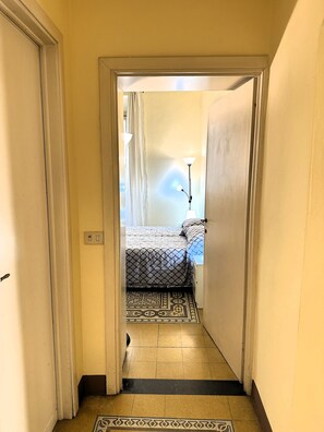 2 bedrooms, internet, bed sheets