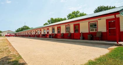 Stay Near Laura Ingalls Museum, Pets Allowed, Free Parking Included