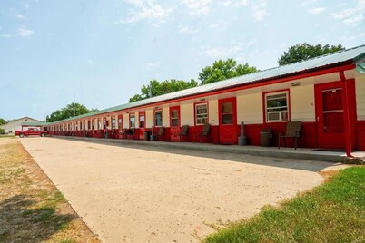 Stay Near Laura Ingalls Museum, Pets Allowed, Free Parking Included