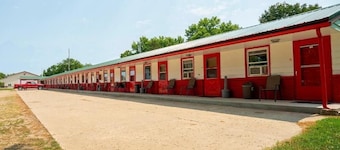 Stay Near Laura Ingalls Museum, Pets Allowed, Free Parking Included