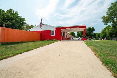 Explore Lamberton Attractions w/ Parking & Pet-Friendly Lodging