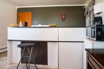 Affordable Stay w/ Parking Near Attractions & Dog Friendly