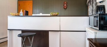 Affordable Stay w/ Parking Near Attractions & Dog Friendly