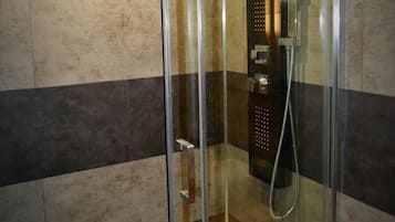 Ducha, secador de pelo, toallas, papel higiénico
