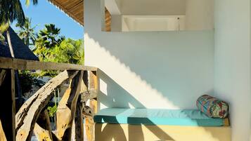 Habitación doble Confort, balcón, vista a la alberca | Terraza o patio