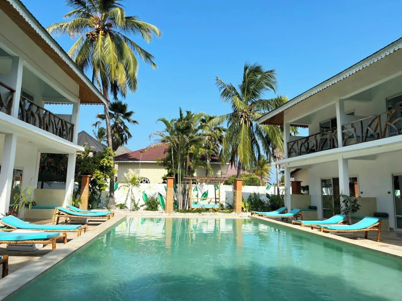 Utendørsbasseng og solsenger