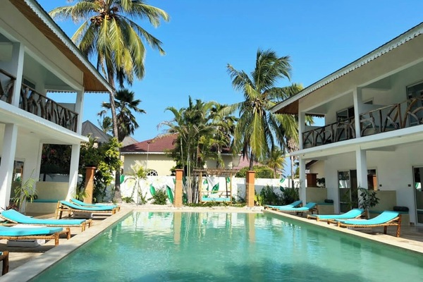 Utendørsbasseng og solsenger