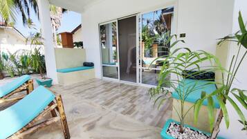 Chambre Double Ăconomique, patio, vue piscine | Coffres-forts dans les chambres