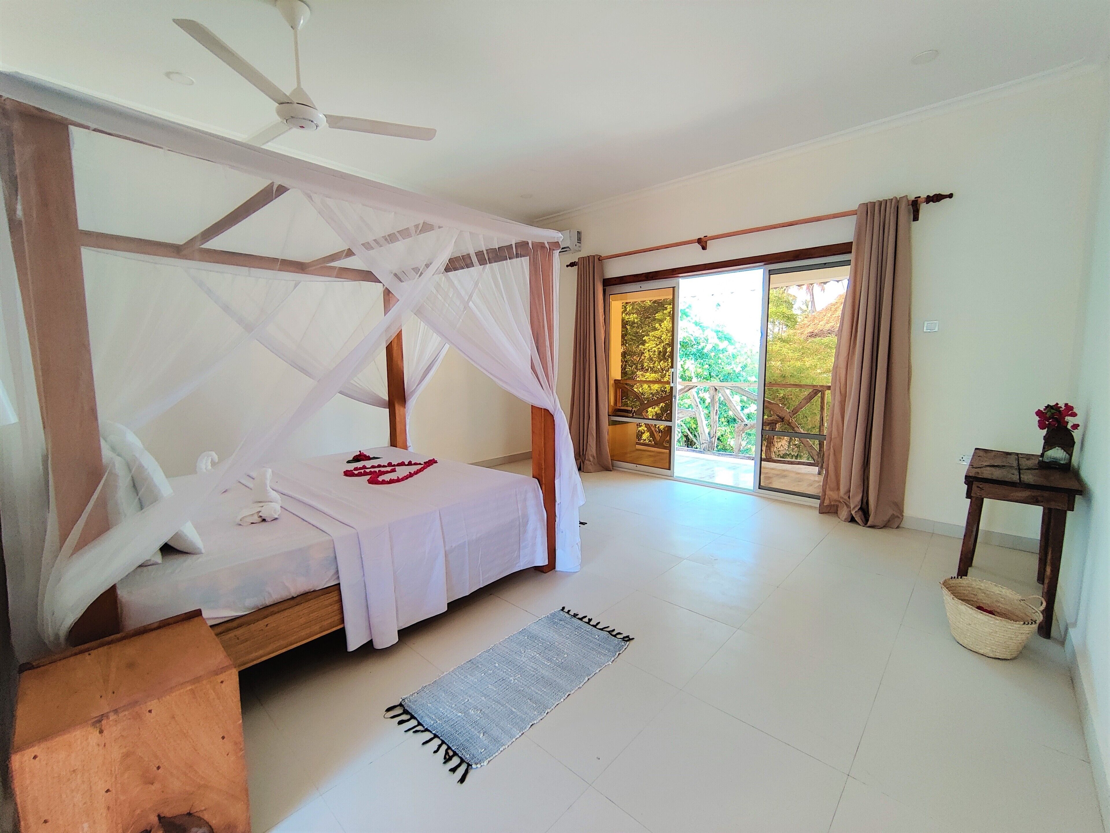 舒适双人房, 阳台, 泳池景观 | 客房内保险箱