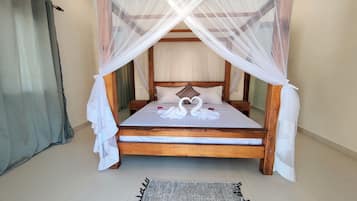 Habitación económica doble, patio, vistas a la piscina | Caja fuerte