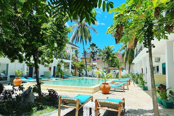 Piscine extérieure, chaises longues