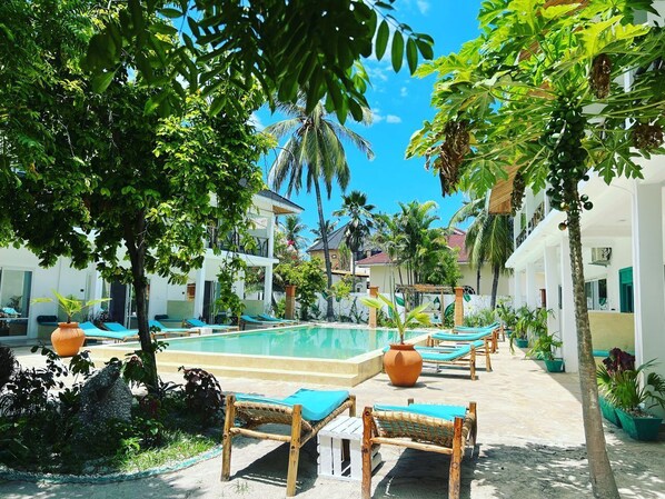 Piscine extérieure, chaises longues