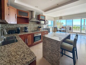 Réfrigérateur, four à micro-ondes, un four, surface de cuisson