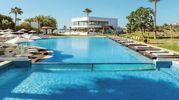 Piscina externa sazonal, funciona das 7h às 19h, barracas de cortesia