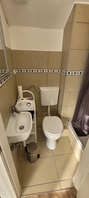 Serviettes fournies, papier de toilette