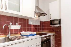 Basic Apartment | Private kitchen | Fridge, microwave, oven, stovetop