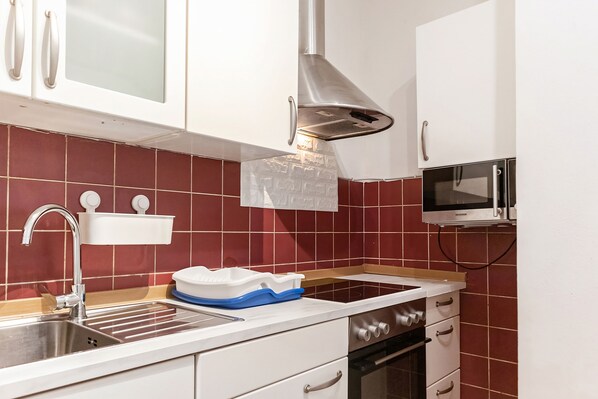 Basic Apartment | Private kitchen | Fridge, microwave, oven, stovetop