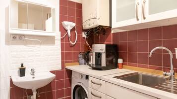 Apartament bàsic | Cuina privada | Frigorífic, microones, forn i placa de cuina