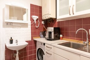 Basic Apartment | Private kitchen | Fridge, microwave, oven, stovetop - Sweet 2BR Apt Prime Vienna Spot (Vienna)