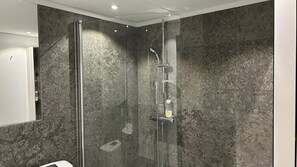 Shower, hair dryer, towels - Cozy City Apartment in Vaexjoe (Växjö)