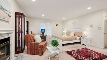 6 bedrooms, desk, iron/ironing board, free WiFi