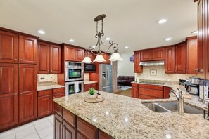 Mikrovågsugn, ugn, spishäll och diskmaskin