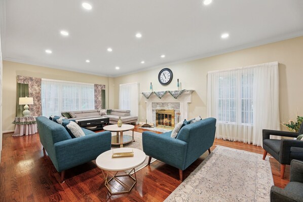 TV connectée, cheminée, baby-foot, table de tennis de table