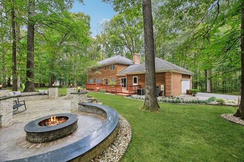 DC Luxury Family Retreat in Forest—Spacious Full of Fun w/ Zipline Waterfall
