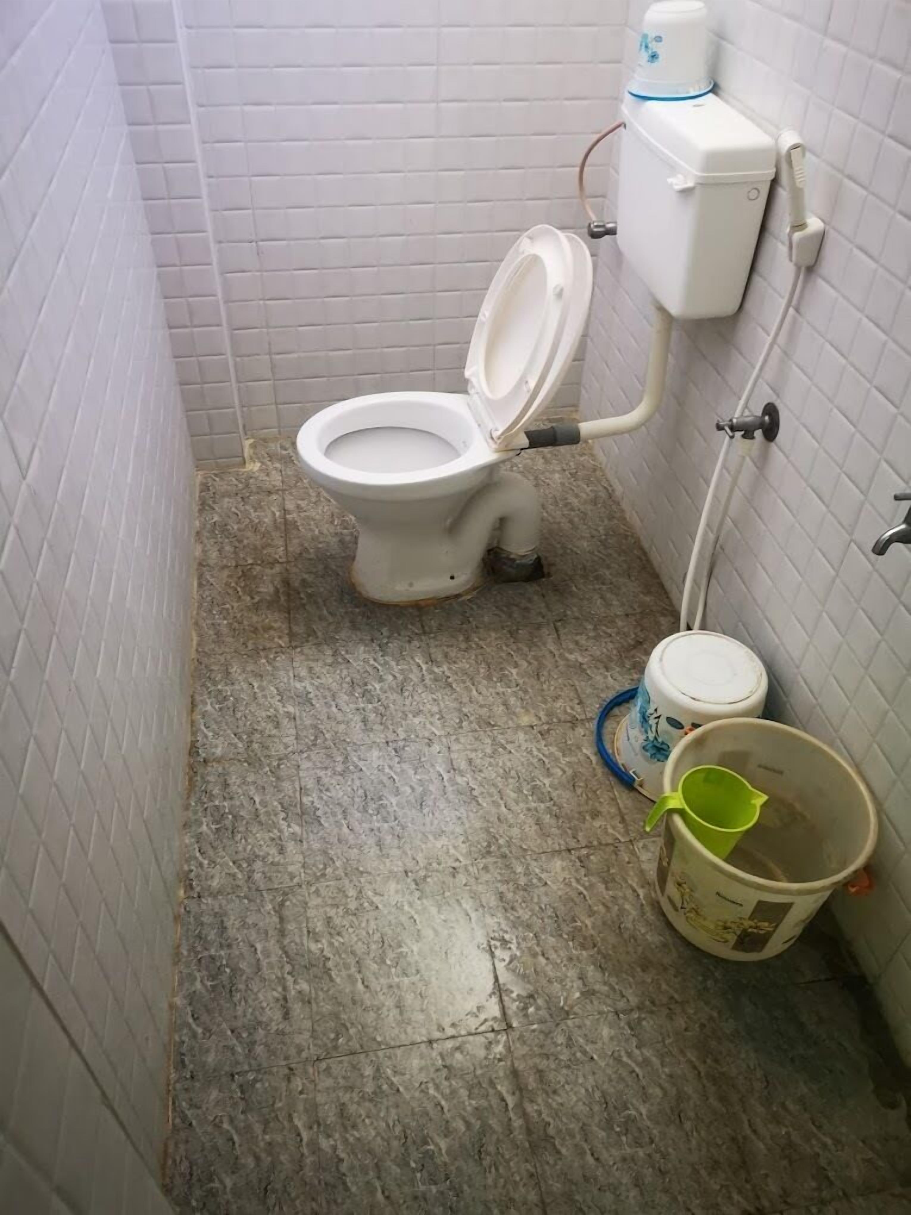 Een douche, handdoeken, zeep, shampoo