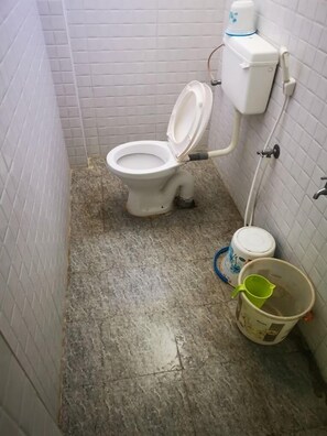 Regadera, toallas, jabón, shampoo 