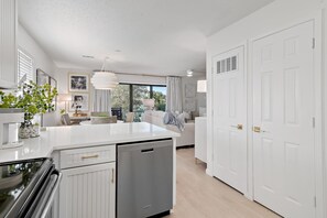 Réfrigérateur, four à micro-ondes, un four, surface de cuisson