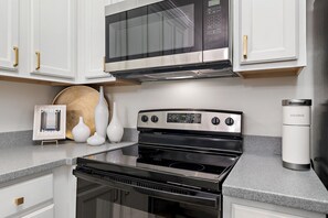 Réfrigérateur, four à micro-ondes, un four, surface de cuisson