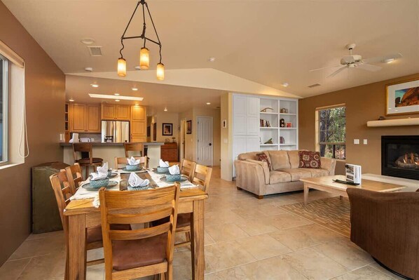 Un salón espacioso con mesa de comedor, sofá y chimenea.