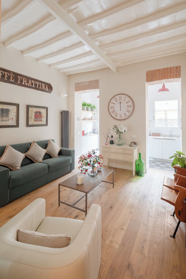 Smart-TV, Bücher, Stereoanlage