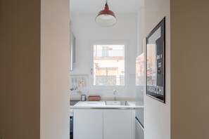 Réfrigérateur, four à micro-ondes, un four, surface de cuisson