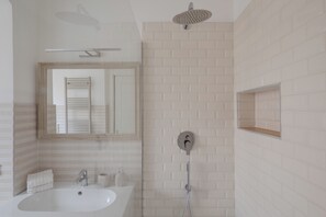 Hair dryer, bidet, towels, soap - THE BREAK - PIAZZA DI SPAGNA MAISON DELUXE TERRACE (Roma)