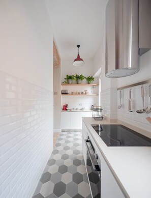 Réfrigérateur, four à micro-ondes, un four, surface de cuisson
