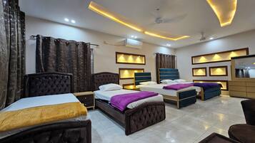 4 bedrooms, iron/ironing board, WiFi, bed sheets