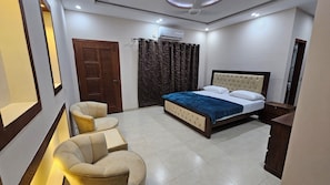 4 bedrooms, iron/ironing board, WiFi, bed sheets