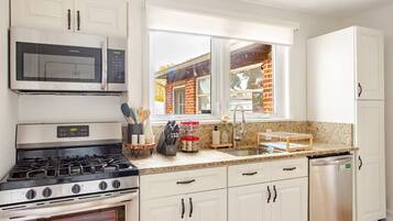 Een magnetron, een oven, een kookplaat, een vaatwasser