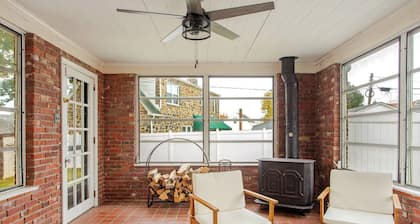 4-bedroom 2 Full Bath Cozy Retreat