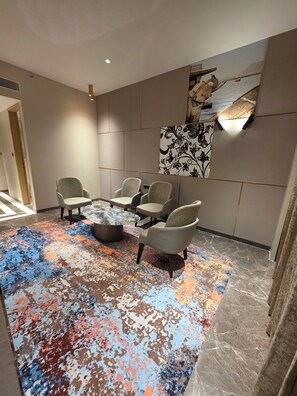 Caja de seguridad en la habitación, escritorio y cortinas blackout 