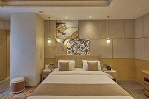 Hypo-allergenic bedding, minibar, in-room safe, desk