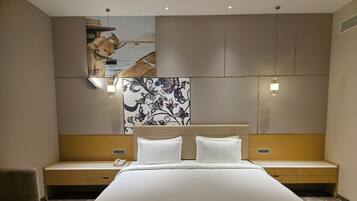 Caja de seguridad en la habitación, escritorio y cortinas blackout