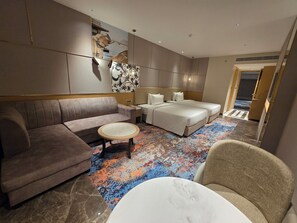 Caja de seguridad en la habitación, escritorio y cortinas blackout 